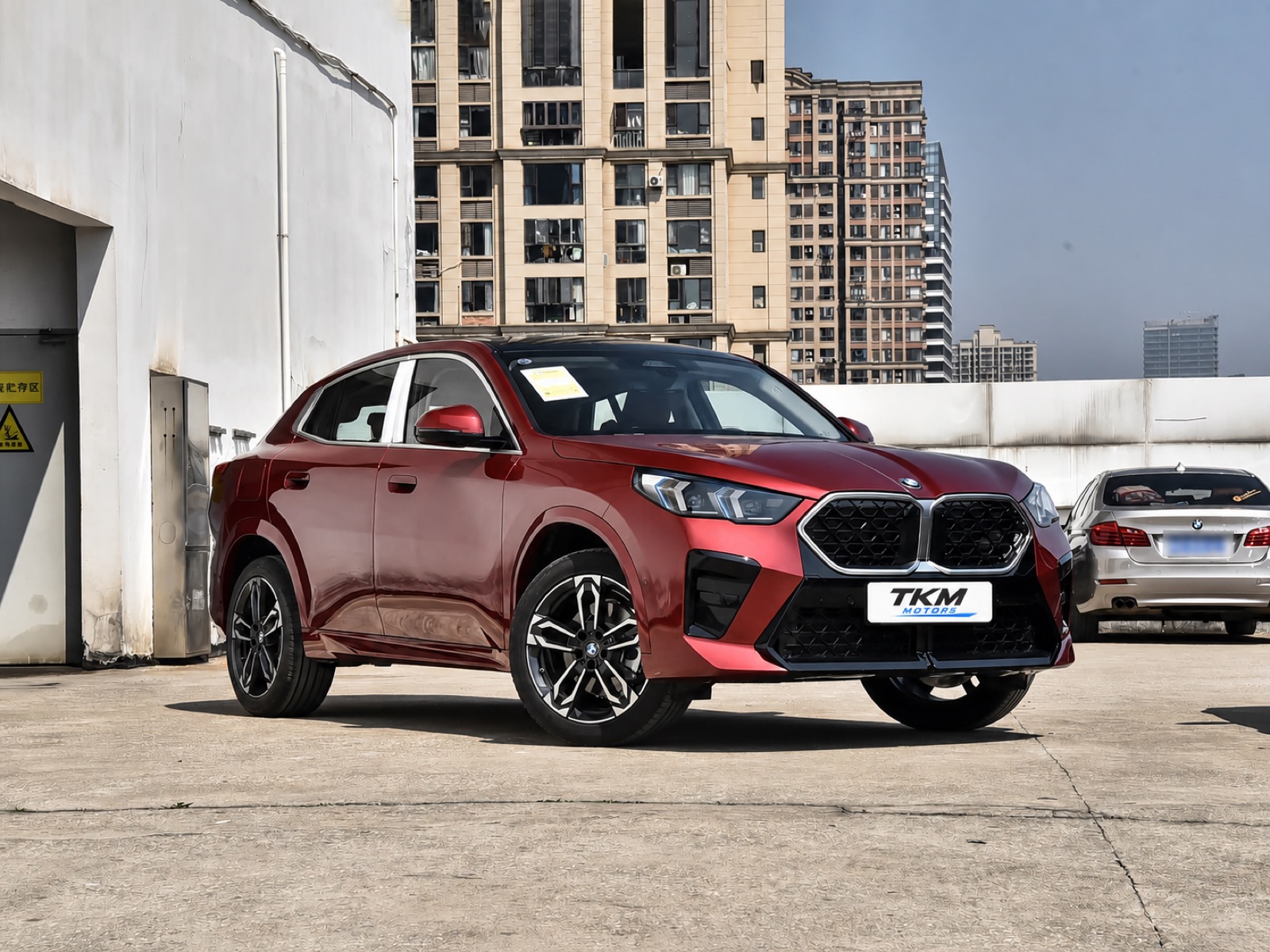 BMW X2 right-front three-quarter view
