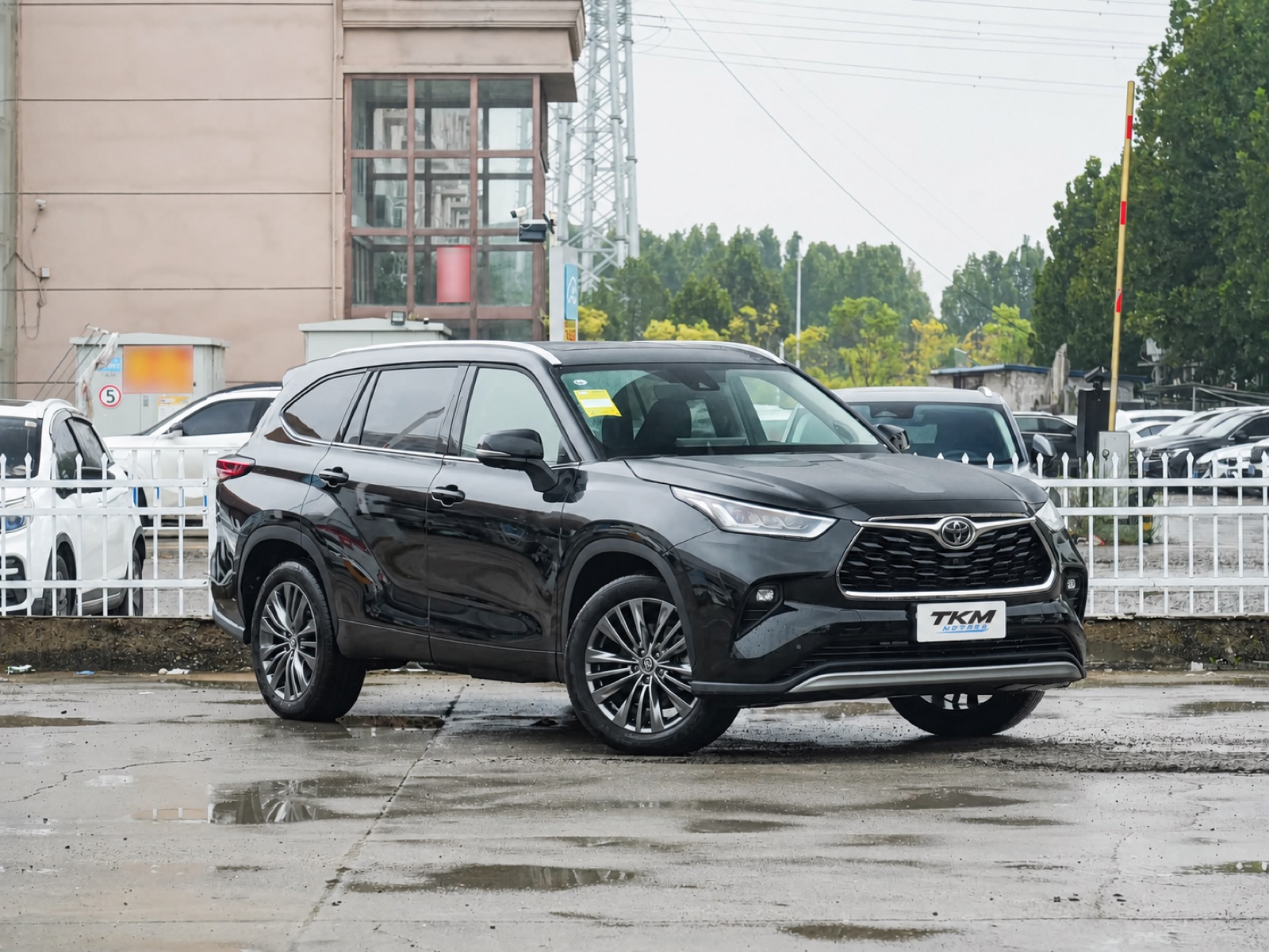 Toyota Highlander right-front three-quarter exterior view